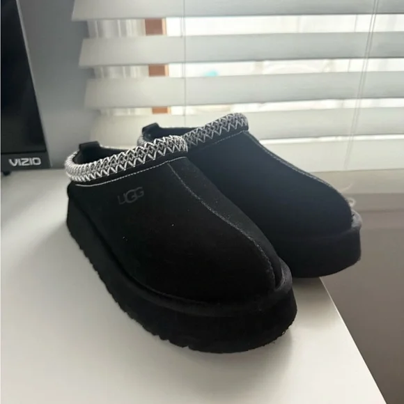 UGGS - Picture 1 of 3